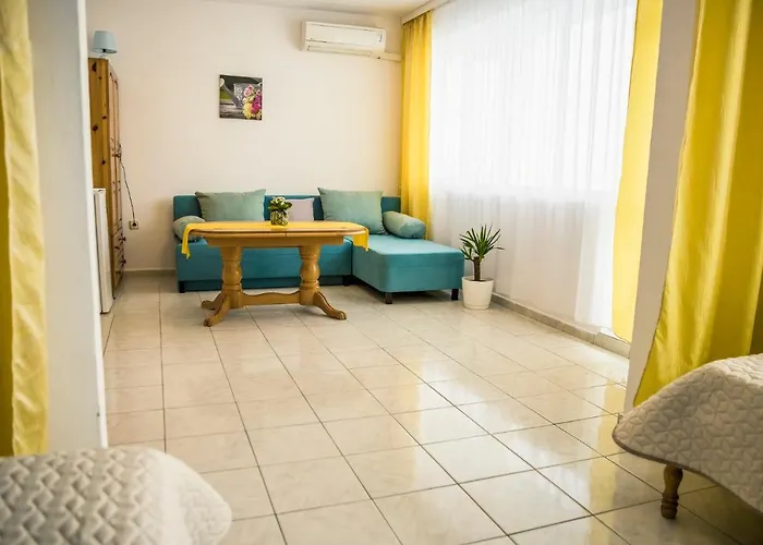 Panorama Chantall-izby,apartmany S Vyhladom Na Равда